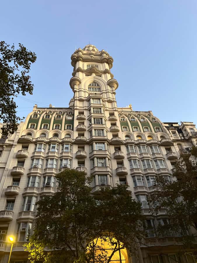100% History and architecture of Buenos Aires - Plaza de Mayo: the square where politics shows up in stone