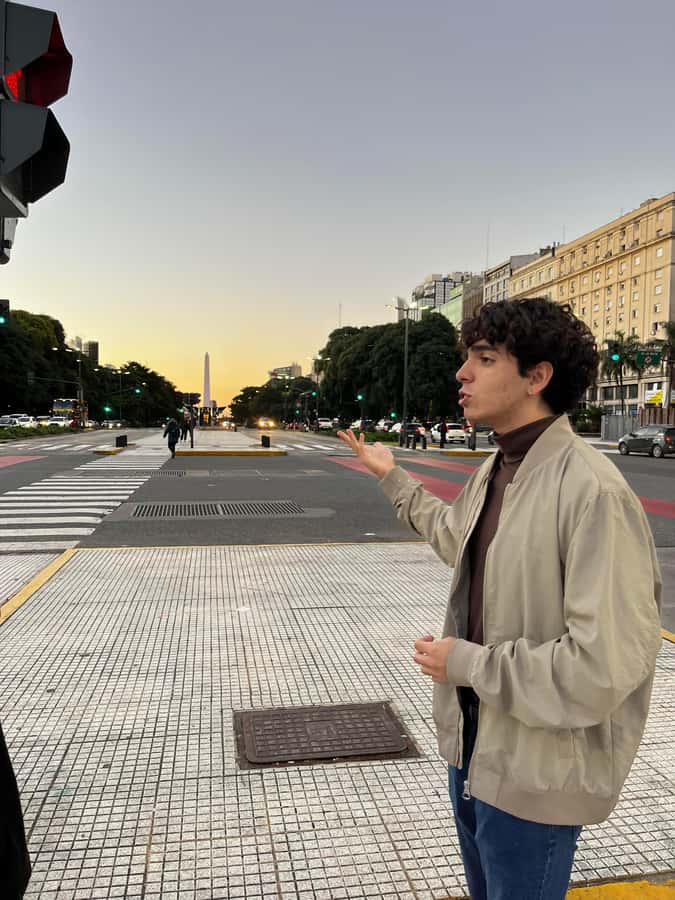 100% History and architecture of Buenos Aires - Starting at the Pyramid of May under a black umbrella