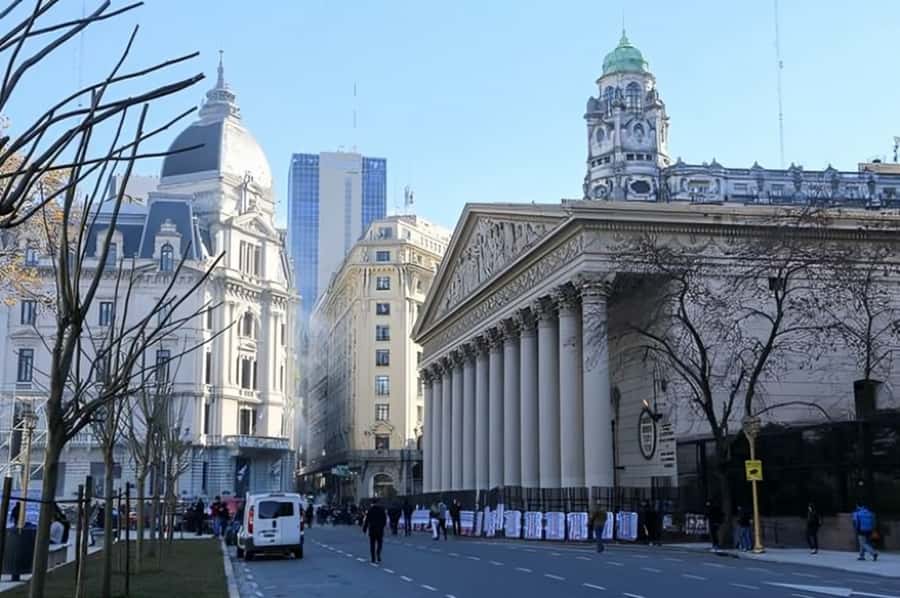Buenos Aires : Highlights Walking Tour With A Guide - Plaza de Mayo and Casa Rosada: the city in one square