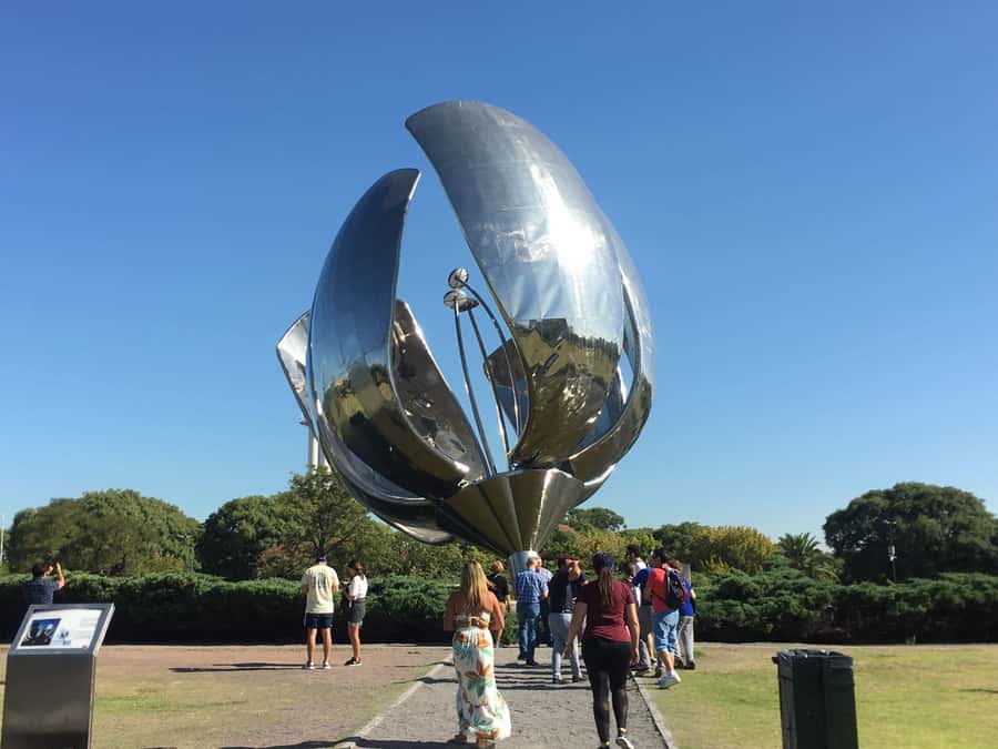 Buenos Aires:Small Group Tour AM & Sunset Open Bar Cruise PM - Floralis Generica: the photo stop that feels like a landmark