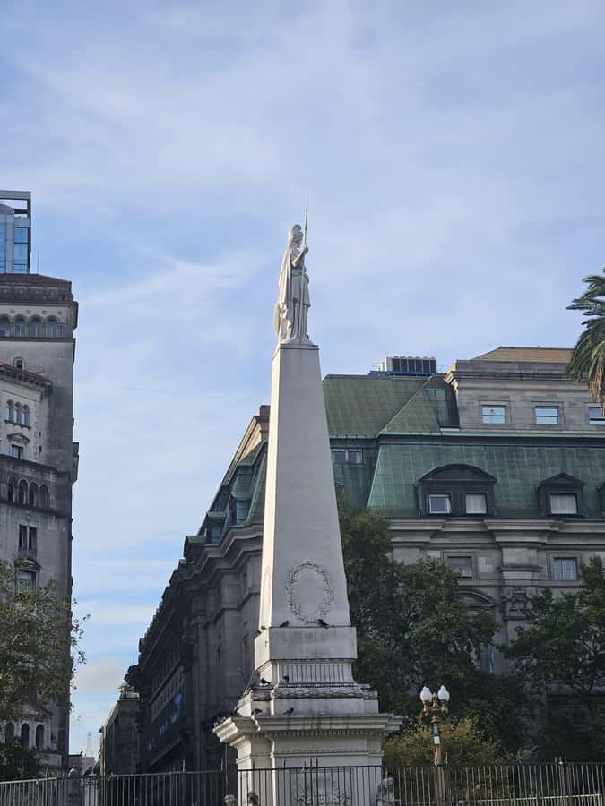 From Colonialism to Eclecticism, Buenos Aires arquitectonica - Up Reconquista Street: Banco Hipotecario and the shock of brutalist form