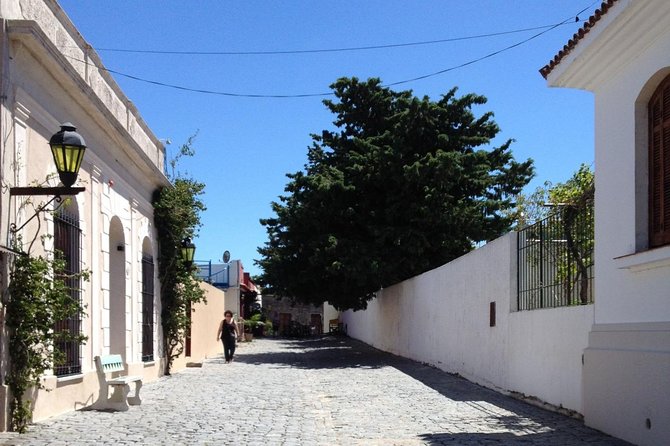 Premium Day Trip to Colonia del Sacramento - La Calle de los Suspiros: narrow street details that actually explain the design