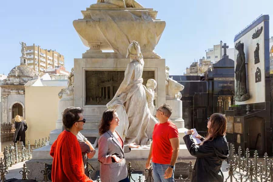 Recoleta & Cemetery for curious people - Key things that make this tour work