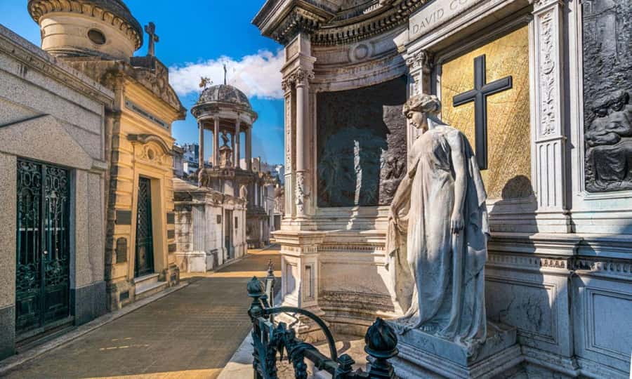 Recoleta & Cemetery for curious people - A short break at Carrefour Express: practical pacing that keeps you engaged