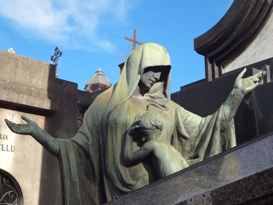 Recoleta & Cemetery for curious people - From Rapa Nui to Plaza San Martín: the route sets the tone fast