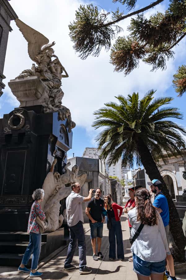 Recoleta Cemetery - Small Group Tour of History & Secrets - Etiquette and practical tips for visiting a real cemetery