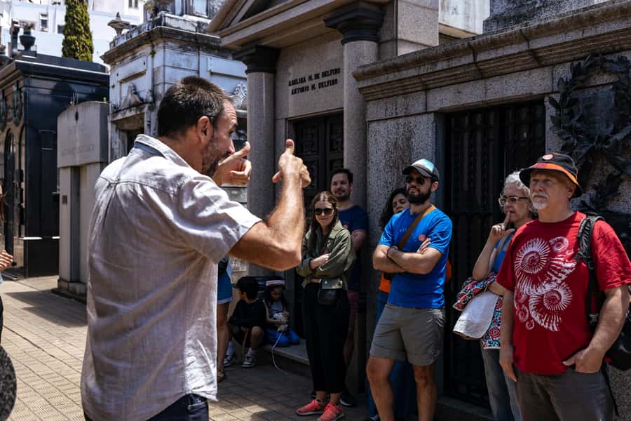 Recoleta Cemetery - Small Group Tour of History & Secrets - Finding Esteban at the starting spot (and what to say to get there)