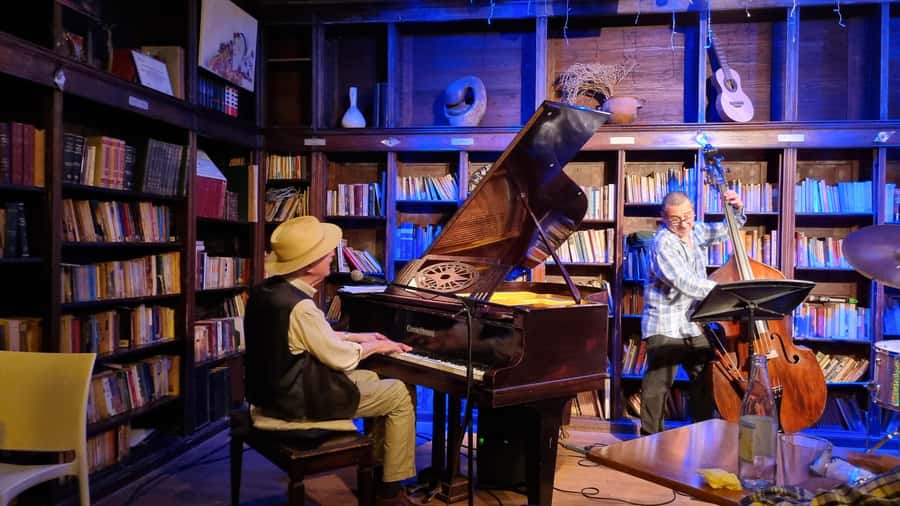 Recoleta Walking Tour and Live Jazz Show - Recoleta starts at the Bellas Artes Museum steps