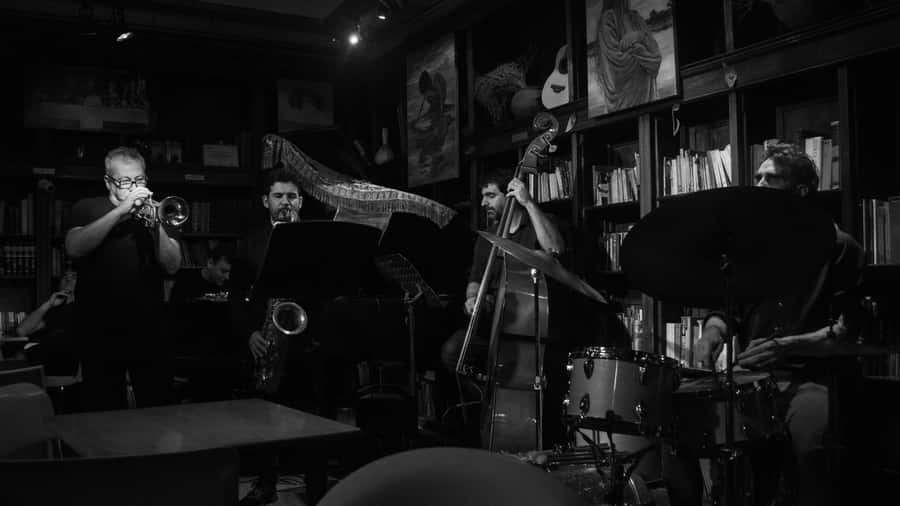 Recoleta Walking Tour and Live Jazz Show - Avenida 9 de Julio: the big-city contrast